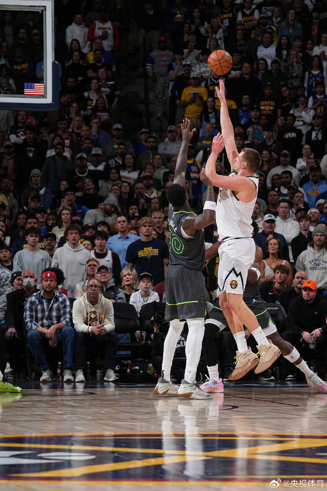 青岛队翻盘广州队，约基奇关键制胜