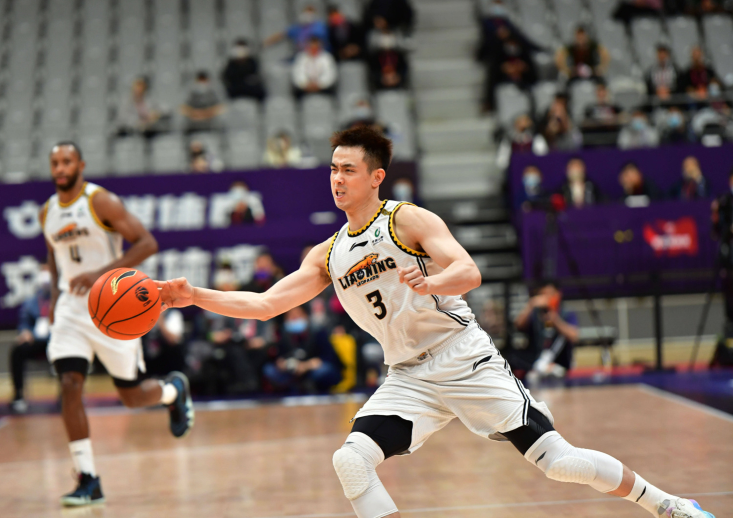 爱游戏下载-马刺力克辽宁队，赵继伟惊艳四座