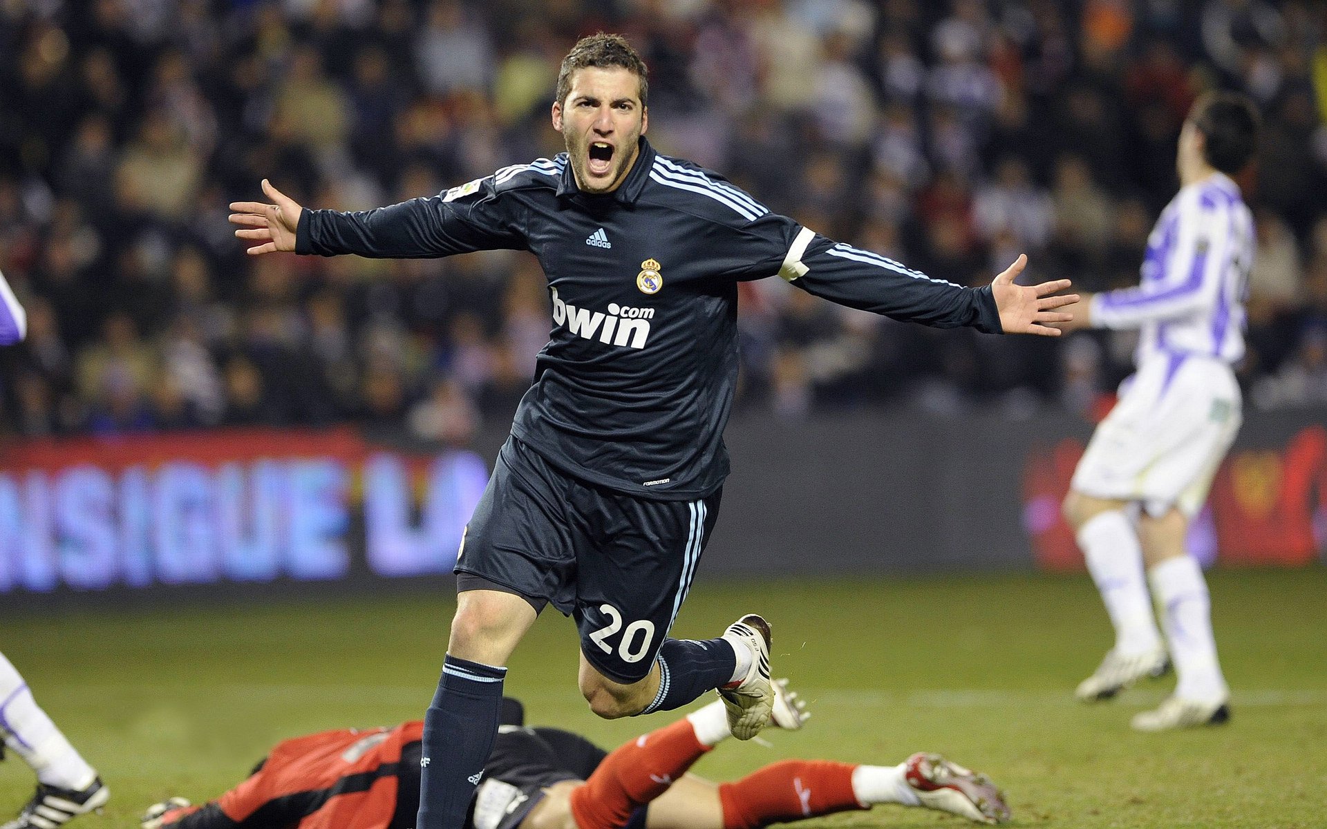 爱游戏体育-当足球场化为铁壁，多特蒙德如何用防守哲学锁死波兰利刃？