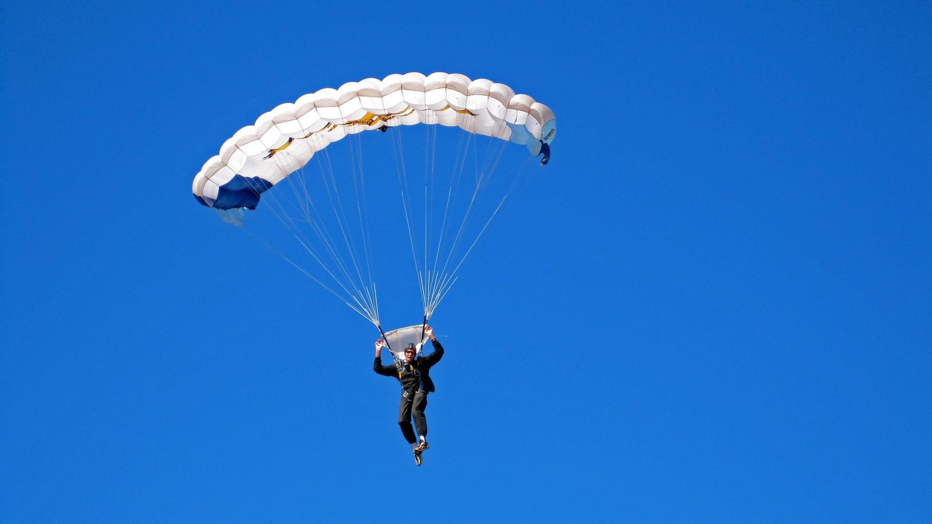 新疆队鏖战深圳队，克莱在德甲争冠战接管比赛